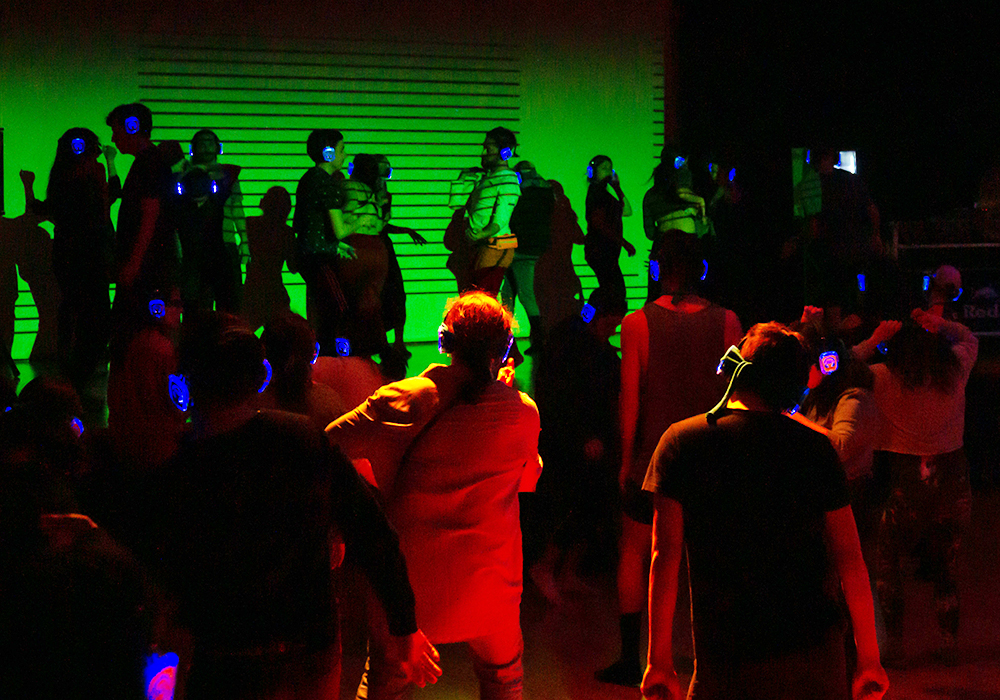 Personas que bailan en el CCESantiago en la sesión de baila como quieras de julio